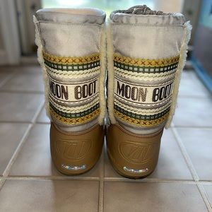 MOON Boot, size- 6/12- 7 EURO- 35/38, super comfort boot! Tan Amazon